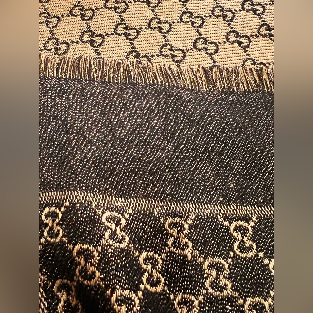 Brand new, authentic New Gucci Silk shawl/scarf - Picture 4 of 11